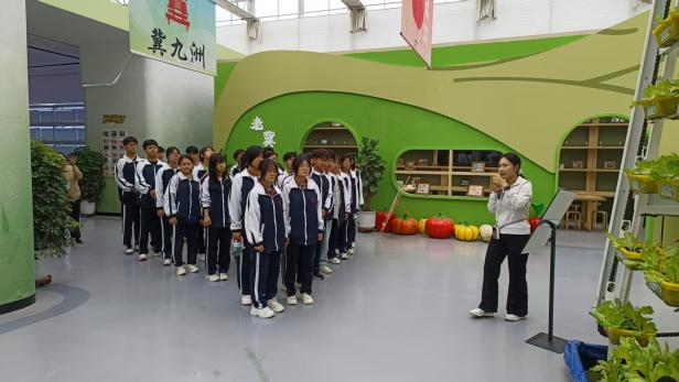 探秘现代农业 培育专业新苗——冀州职教中心农林专业学子开启研学之旅(图2) 3.png