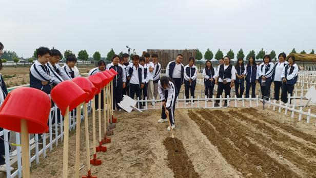 探秘现代农业 培育专业新苗——冀州职教中心农林专业学子开启研学之旅(图6) 7.png