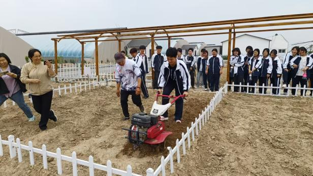 探秘现代农业 培育专业新苗——冀州职教中心农林专业学子开启研学之旅(图8) 9.png