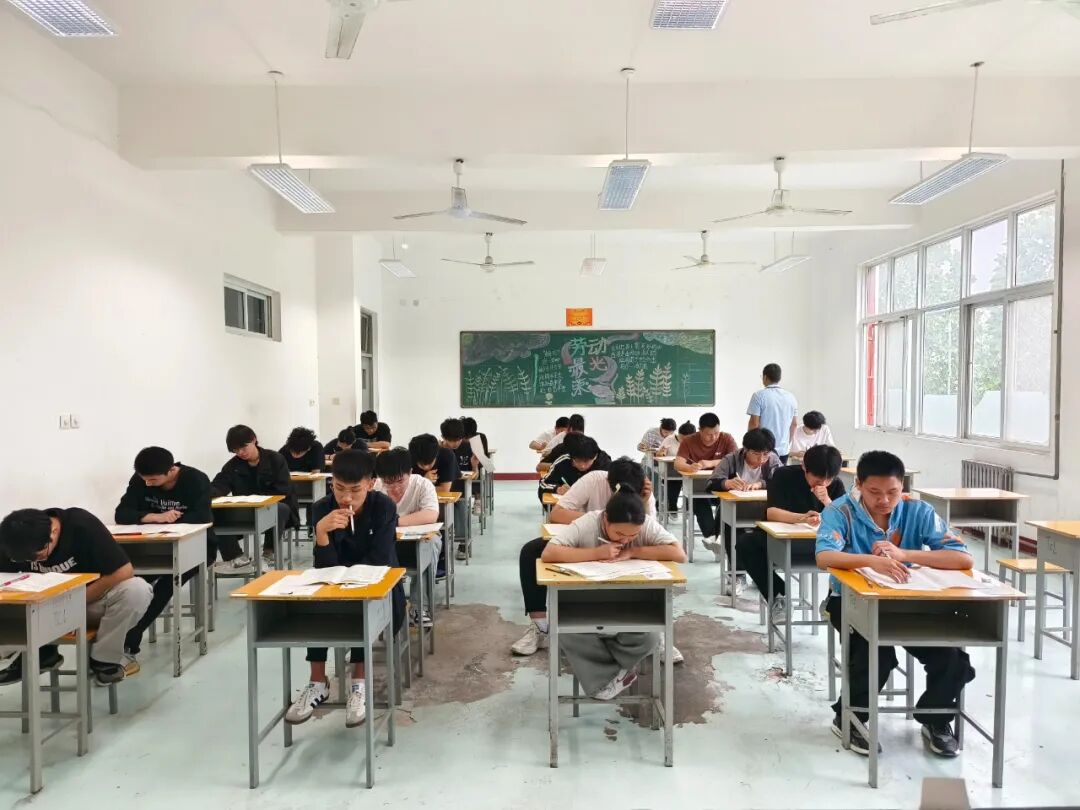 职业教育活动周之电工职业技能鉴定等级考试(图2) 640 (1).jpg