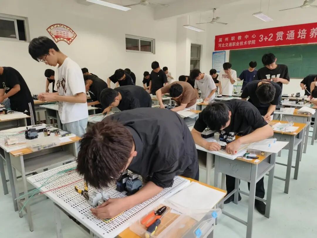 职业教育活动周之电工职业技能鉴定等级考试(图4) 640 (3).jpg