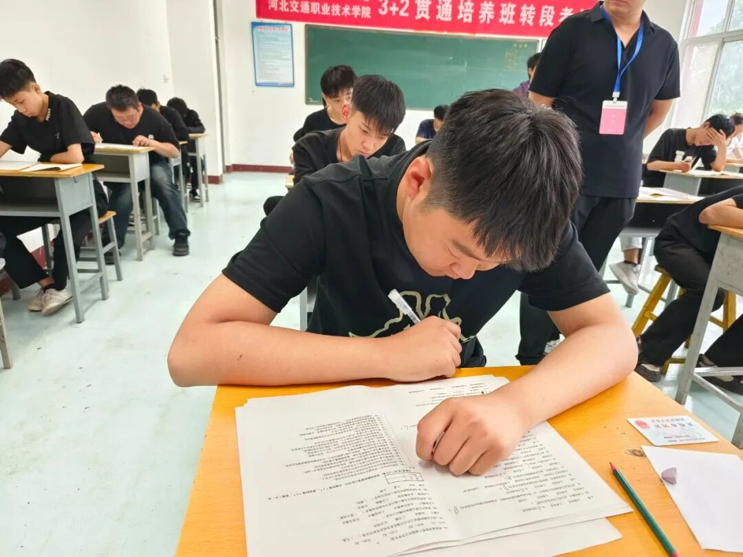 职业教育活动周之电工职业技能鉴定等级考试(图3) 640 (2).jpg