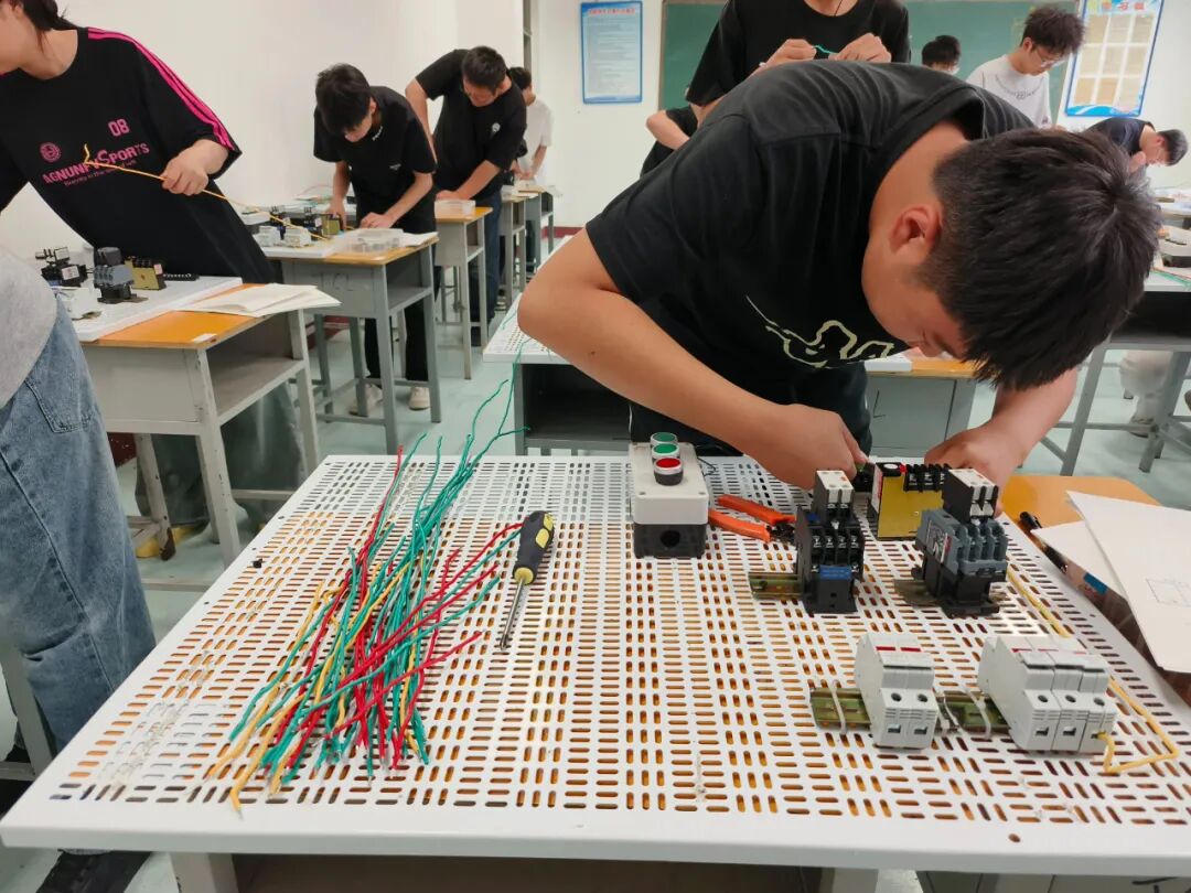 职业教育活动周之电工职业技能鉴定等级考试(图5) 640 (4).jpg