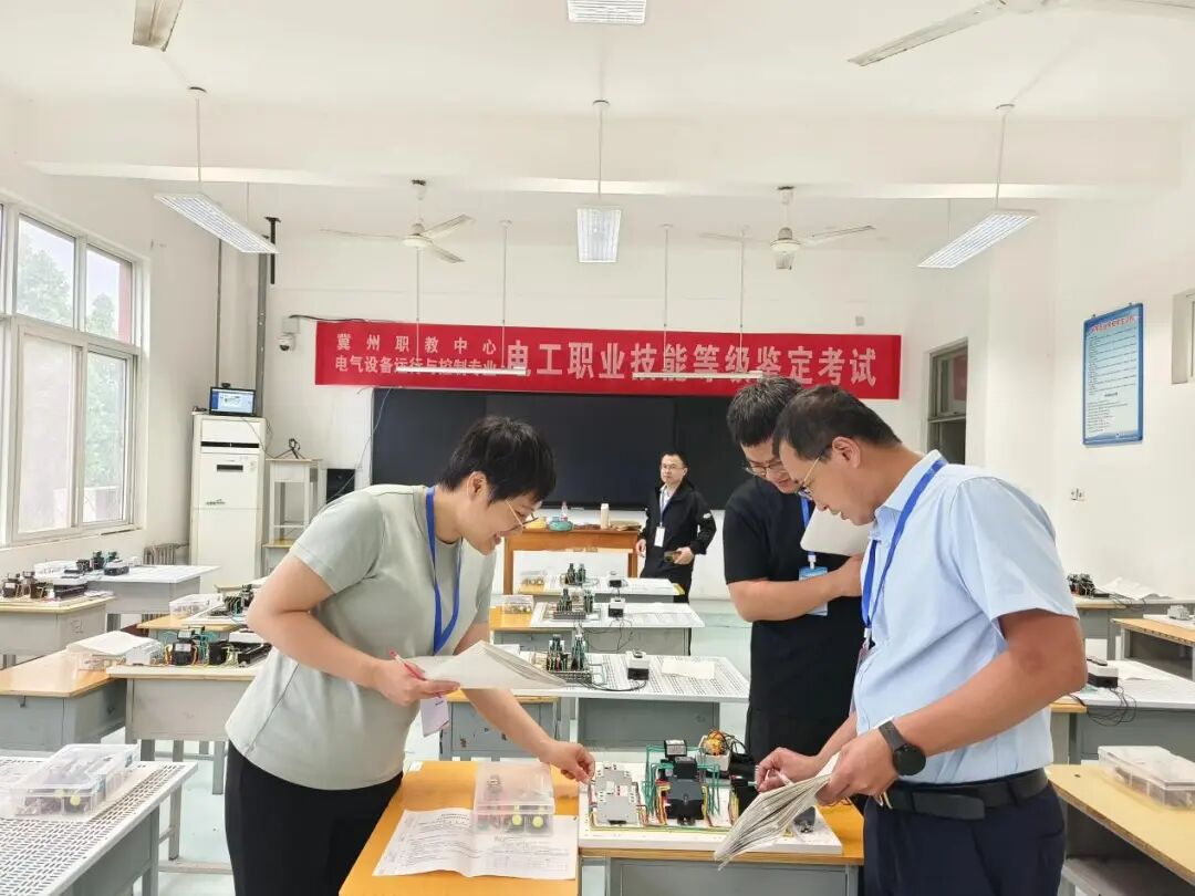 职业教育活动周之电工职业技能鉴定等级考试(图9) 640 (8).jpg