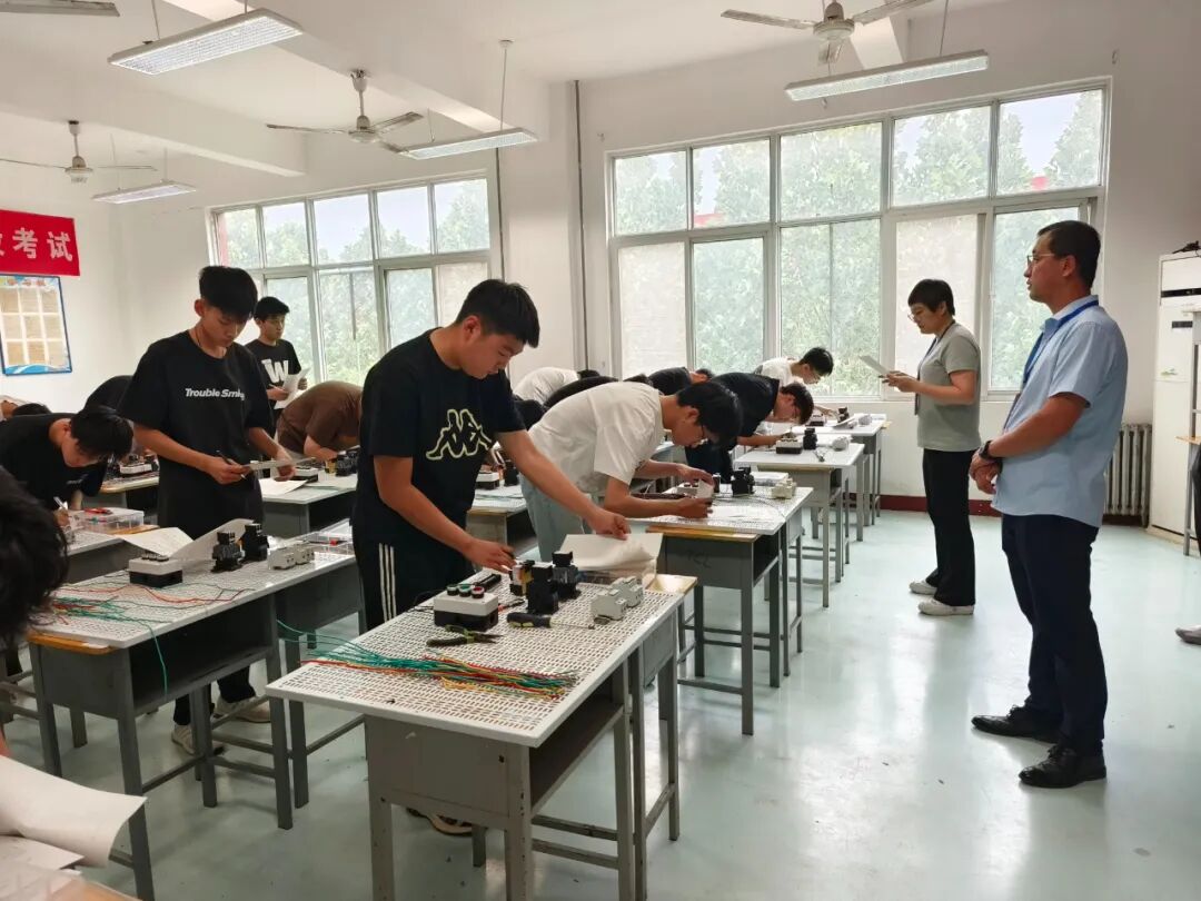 职业教育活动周之电工职业技能鉴定等级考试(图7) 640 (6).jpg