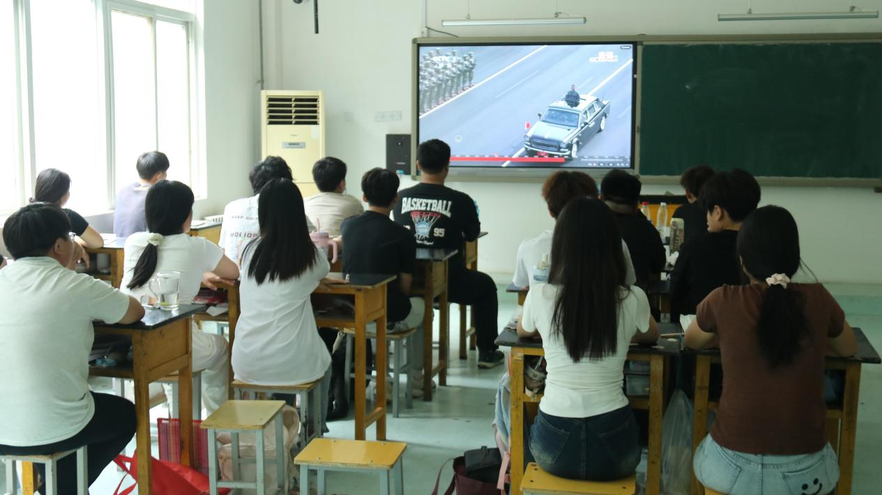 冀州职教中心师生共同观看93阅兵 共抒爱国情怀(图4) 微信图片_2026-01-26_083233_517.png