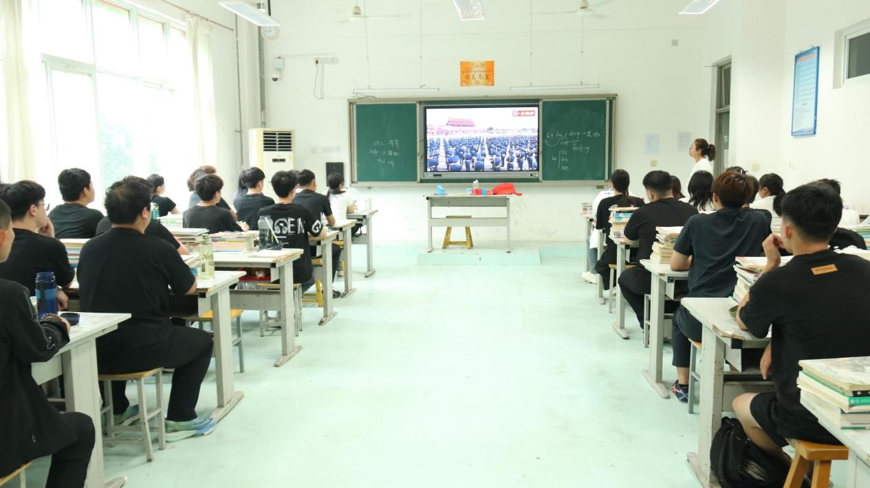 冀州职教中心师生共同观看93阅兵 共抒爱国情怀(图5) 微信图片_2026-01-26_083237_316.png