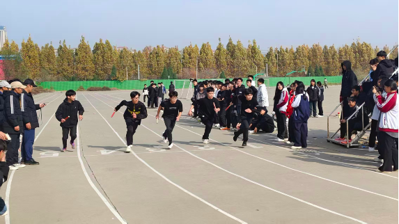 青春绽放 赛场竞先--冀州职教中心圆满举办2025年秋季运动会(图4) 微信图片_2026-01-26_083930_414.png