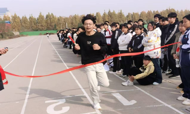 青春绽放 赛场竞先--冀州职教中心圆满举办2025年秋季运动会(图5) 微信图片_2026-01-26_083933_935.png