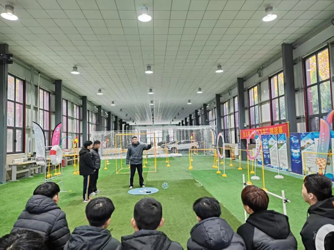 社团助力学生发展 科技赋能专业成长——冀州职教中心无人机足球社团成立(图2) 微信图片_2026-01-26_084359_440.jpg